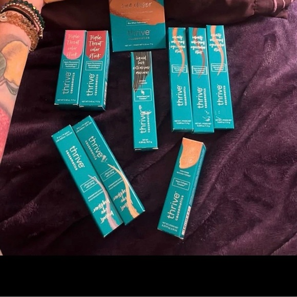 Thrive Makeup Set - Picture 1 of 9